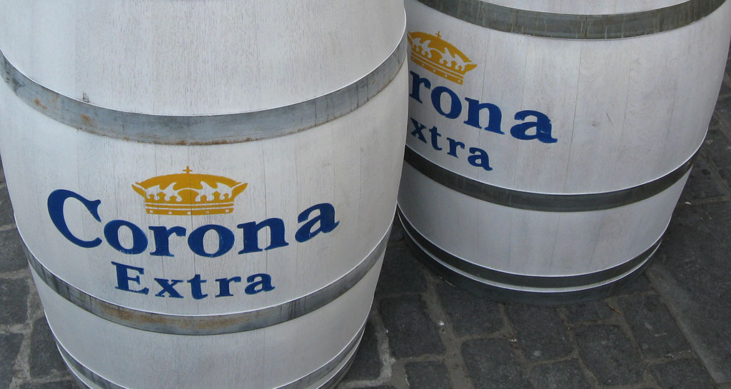 Beschilderde wijntonnen. Klant: Corona, Jet import, Bar Popular.